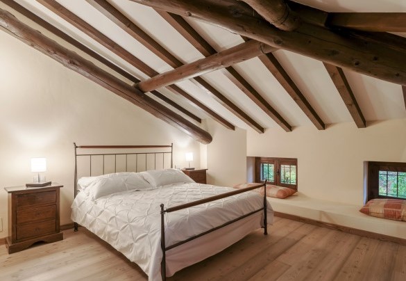 Room with double bed (without door) with reading area in the family suite on the attic floor - Tenuta Navelli