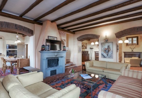 A corner of the large and bright living room with its ornamental fireplace - Tenuta Navelli