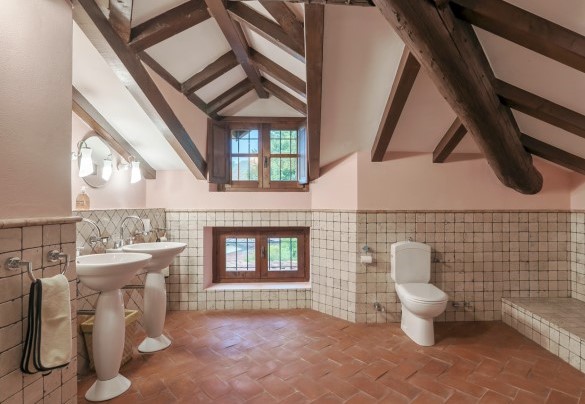 Bathroom with tub n.5 in the family suite - Tenuta Navelli 