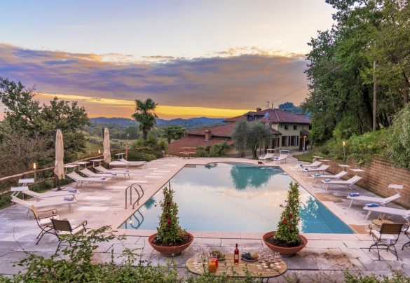 The swimming pool with its terrace is surrounded by thick vegetation – Tenuta Navelli
