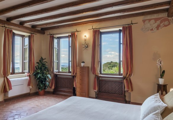 Double bedroom n.2 on the first floor with a wonderful view of the lake - Tenuta Navelli