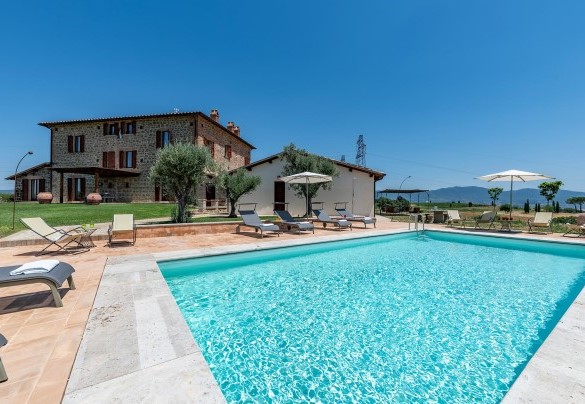 Il solarium in cotto ospita lettini, sdraio, ombrelloni e doccia con acqua fredda - Tenuta Orsini 