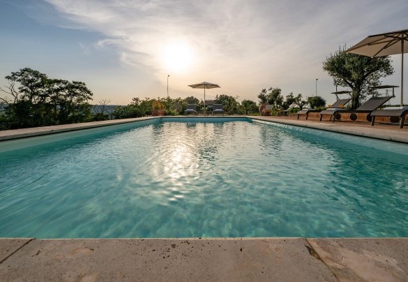 La piscina è rivestita in pvc, ha il bordo in pietra, è igienizzata con impianto a cloro - Tenuta Orsini