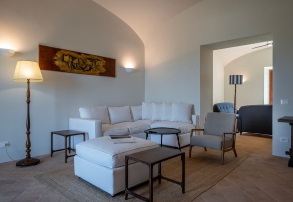 Il salotto con tv in open con il soggiorno e collegato all’ingresso - Tenuta Orsini 