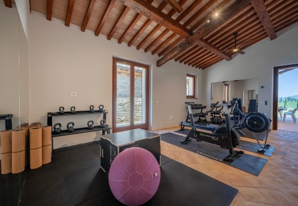La palestra con uscite nel portico e in giardino. Annesso - Tenuta Orsini 