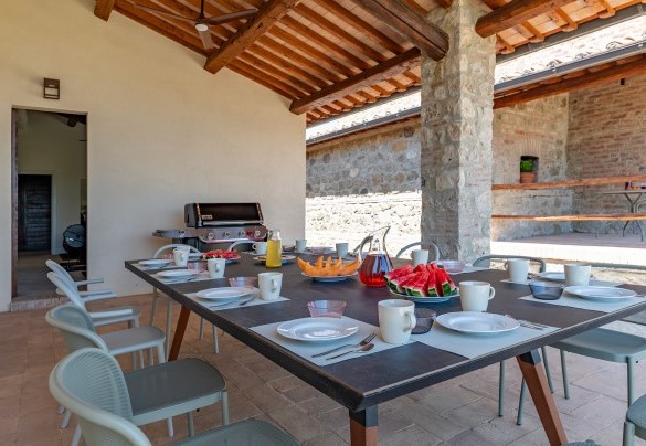 Il portico dell’annesso ospita la zona pranzo esterna, a pochi metri dalla villa - Tenuta Orsini