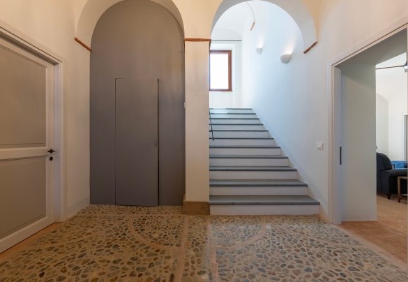 Ingresso al piano terra con scale per il primo piano - Tenuta Orsini 