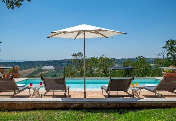 La piscina affacciata sulle colline - Tenuta Orsini 