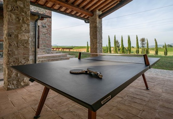 Il tavolo da ping pong convertibile, nel portico dell’annesso - Tenuta Orsini