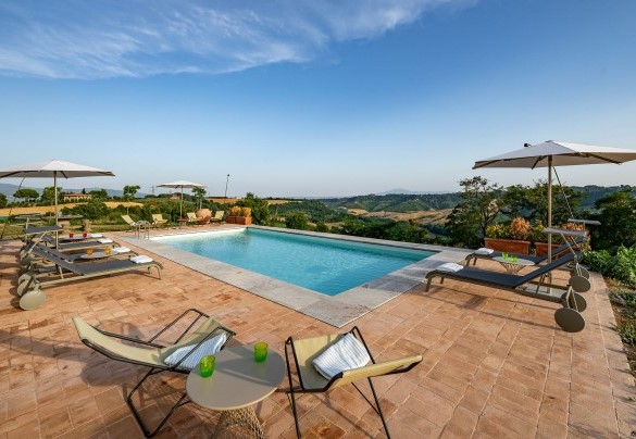 Il solarium in cotto ospita lettini, sdraio, ombrelloni e doccia con acqua fredda - Tenuta Orsini