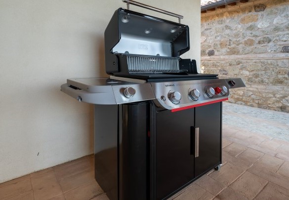 Il barbecue a gas completamente equipaggiato, nel portico dell’annesso - Tenuta Orsini