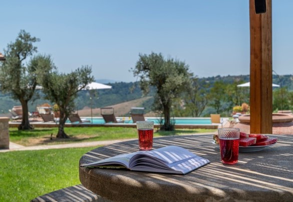 La piscina si trova sul retro della proprietà, a circa 20 metri dalla villa, a 5 metri dall’annesso e al loro stesso livello - Tenuta Orsini