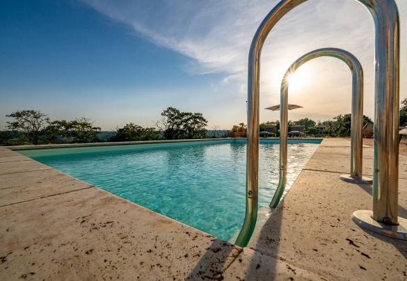 La piscina ha accesso in acqua tramite scaletta metallica - Tenuta Orsini