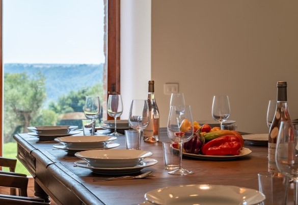 La sala da pranzo con uscita in giardino - Tenuta Orsini 