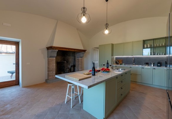 La cucina collegata all’ingresso, alla sala da pranzo e con uscite in giardino - Tenuta Orsini 