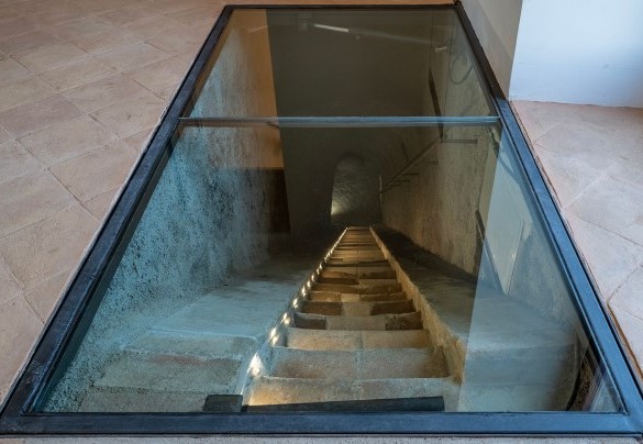 La scala scenografica nel salotto, non fruibile - Tenuta Orsini 