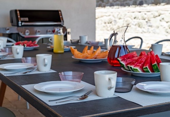 Il portico dell’annesso ospita la zona pranzo esterna con tavolo da ping pong convertibile e barbecue a gas - Tenuta Orsini