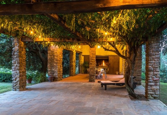 La pergola con il caminetto acceso - Tenuta Sagherina