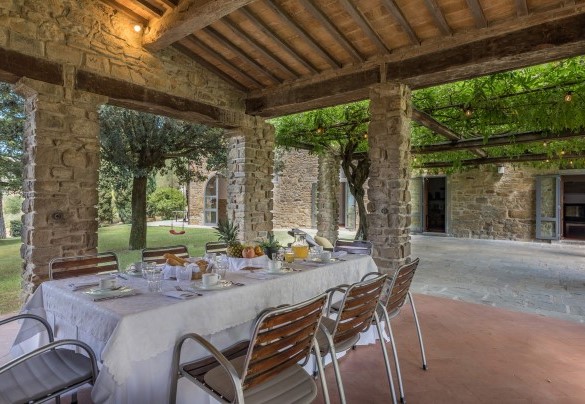 Il tavolo per mangiare all'aperto ombreggiato dal porticato - Tenuta Sagherina