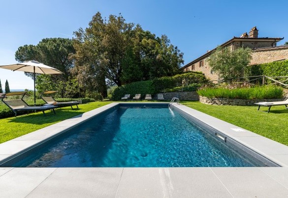 The swimming pool with the farmhouse in the background - Tenuta Sagherina
