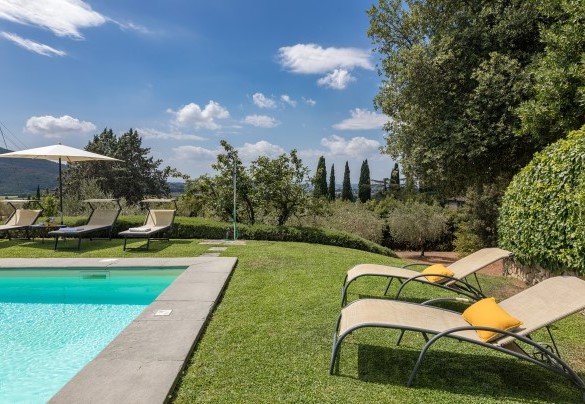 La piscina circondata dal giardino - Tenuta Sagherina 