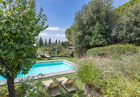 La piscina si raggiunge attraverso un breve camminamento in discesa - Tenuta Sagherina