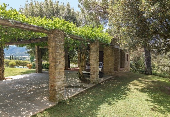 Il pergolato rivestito da glicini rampicanti - Tenuta Sagherina