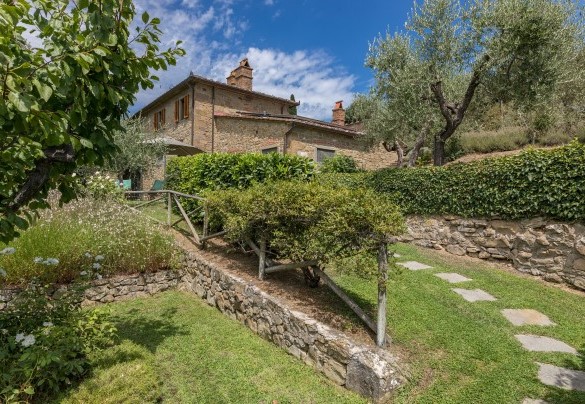 Un breve camminamento in discesa per raggiungere la piscina - Tenuta Sagherina 