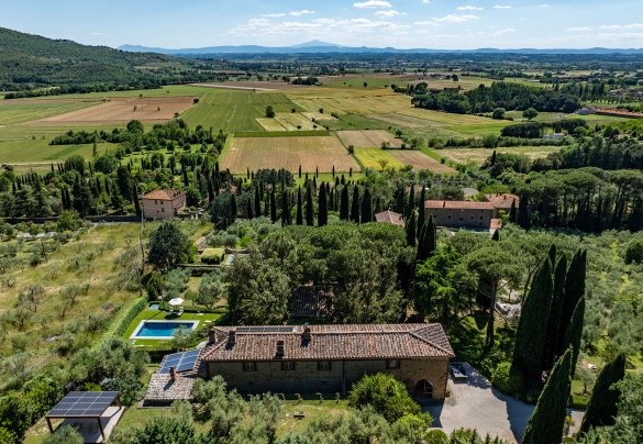 The charm of a Tuscan farmhouse framed by a lush garden - Tenuta Sagherina
