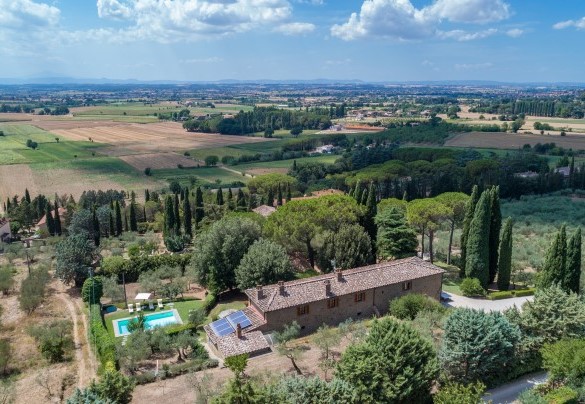 Il casale e la piscina visti dall'alto - Tenuta Sagherina