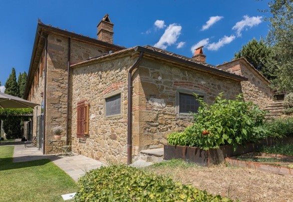 Il fascino tipico dei casali toscani a cui fanno da cornice un giardino rigoglioso e curato - Tenuta Sagherina  