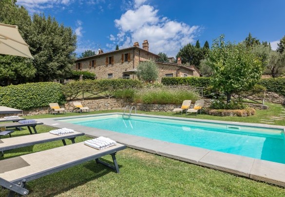 La piscina e sullo sfondo il casale - Tenuta Sagherina