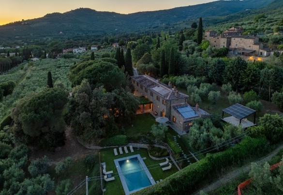 The wonderful property glowing in the sunset light - Tenuta Sagherina