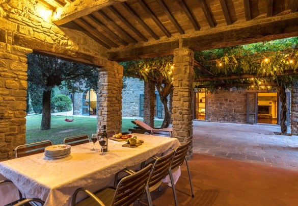 Il porticato illuminato di notte - Tenuta Sagherina