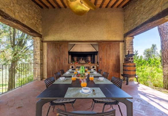 The outdoor dining table shaded by the portico - Tenuta Sagherina