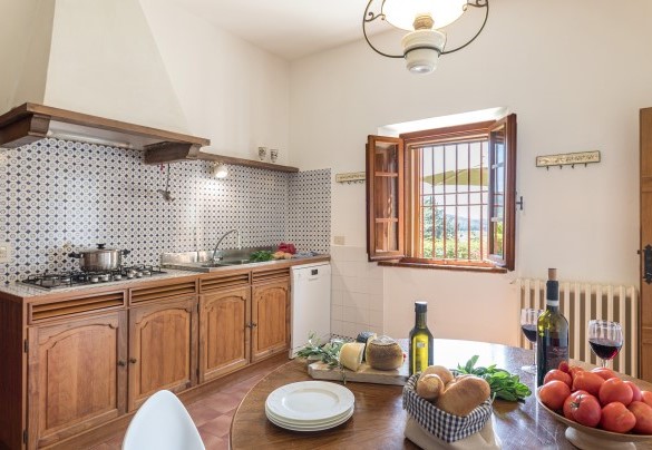 La cucina comunica comodamente con la sala da pranzo - Tenuta Sagherina