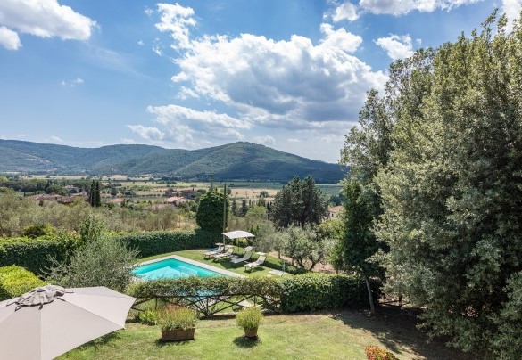 La piscina è collocata all'interno del parco della proprietà  - Tenuta Sagherina