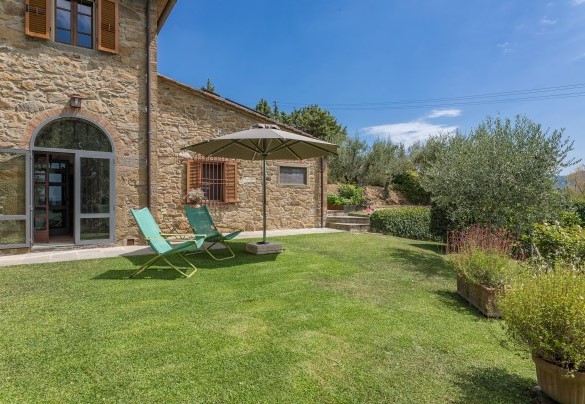 La sua struttura ha conservato intatto il fascino del tipico casale toscano - Tenuta Sagherina 