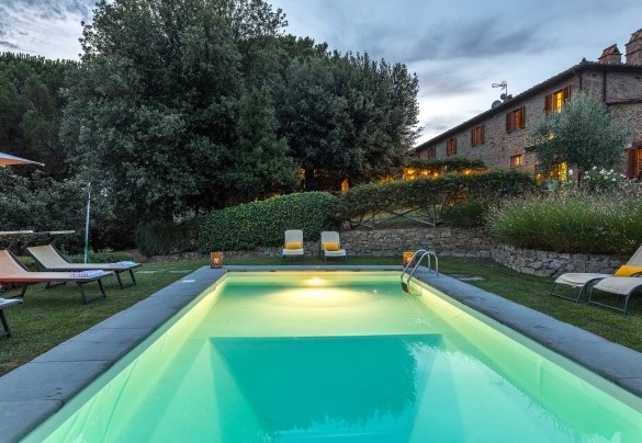La piscina e sullo sfondo il casale - Tenuta Sagherina
