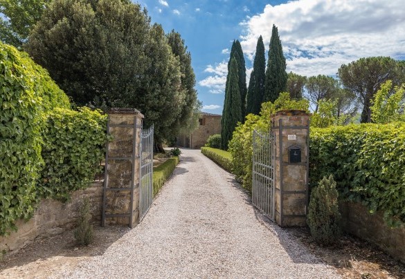 Il cancello d'ingresso della proprietà - Tenuta Sagherina  