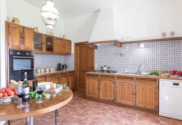 La spaziosa cucina in muratura al piano terra - Tenuta Sagherina