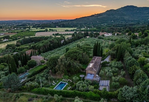 The property rests among the gentle hills just outside Cortona - Tenuta Sagherina