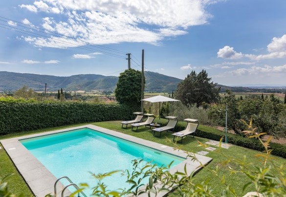 La piscina e la zona prendisole attrezzata con lettini e ombrellone - Tenuta Sagherina