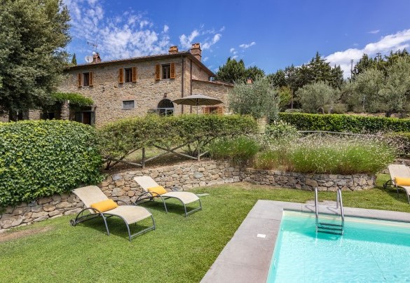 La proprietà si trova incastonata nel formidabile scenario della campagna collinare cortonese - Tenuta Sagherina