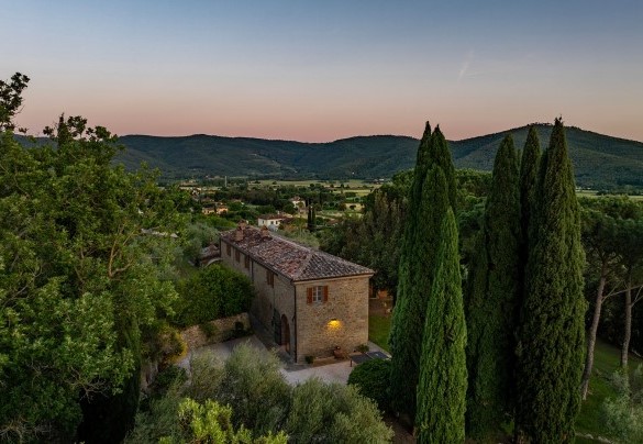 The farmhouse illuminated at sunset - Tenuta Sagherina