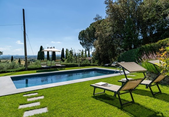 The swimming pool enjoys a stunning panoramic position behind the house - Tenuta Sagherina