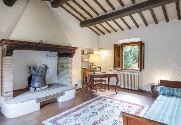 Studio, con caminetto ornamentale, al primo piano - Tenuta Sagherina