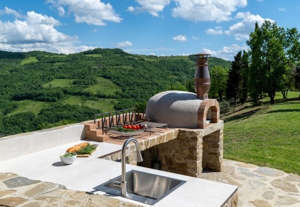 The barbecue area for outdoor cooking - Tenuta Santa Cristina