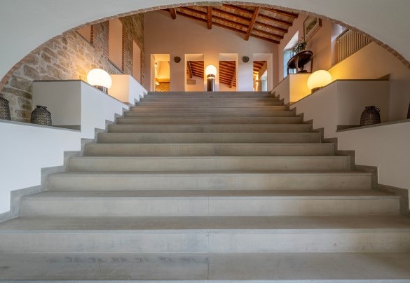 The staircase leading to the first floor - Tenuta Santa Cristina
