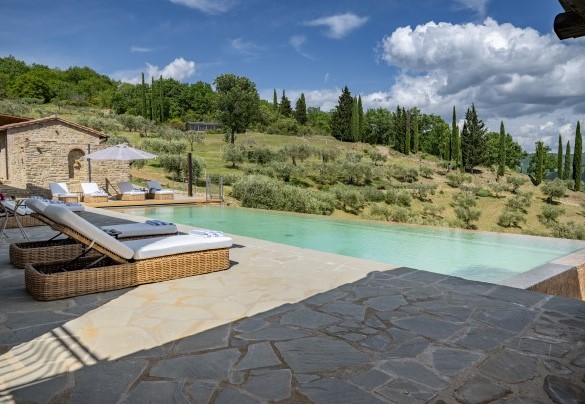 The pool in a panoramic position - Tenuta Santa Cristina